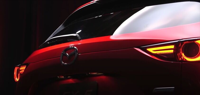 Mazda CX5 rojo  vista trasera  modelo 2021